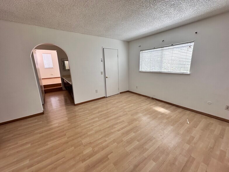 Building Photo - 2415 Mercedes Ave