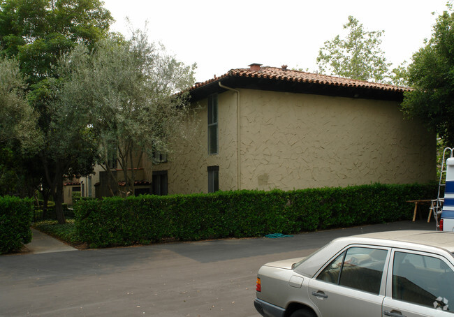 Building Photo - Los Robles