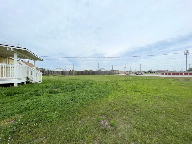 Building Photo - 3 Bed, 2 Bath in South Hutchinson