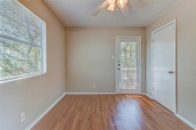 Building Photo - 400 Hedgewood Dr