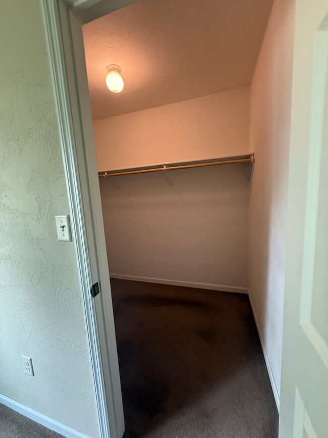 Building Photo - 527 W Harper St