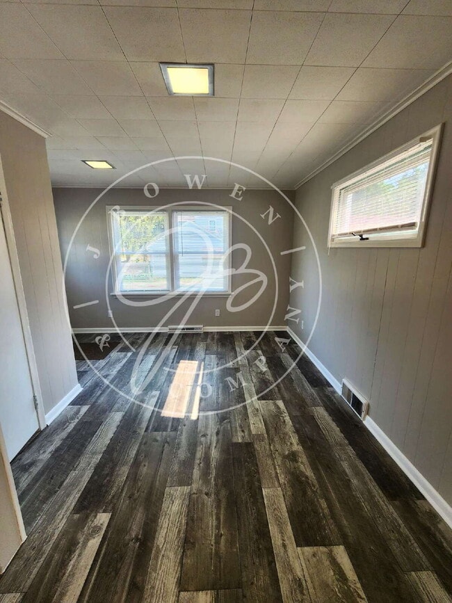 Building Photo - Move-In Ready! Spacious 4–5 Bedroom Home w...