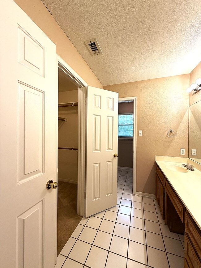 Building Photo - 405 Gina Dr