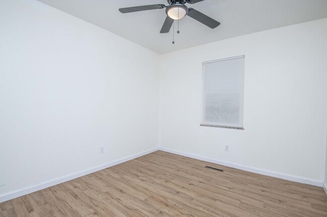 Building Photo - 805 Goldfinch Ave