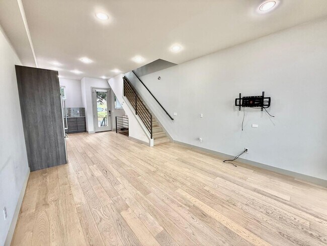 Building Photo - 2 Bed + Den 2 Bathroom Eastlake Townhome with Spectacular Views