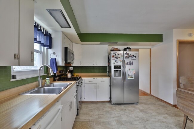 Building Photo - 714 Island Ct