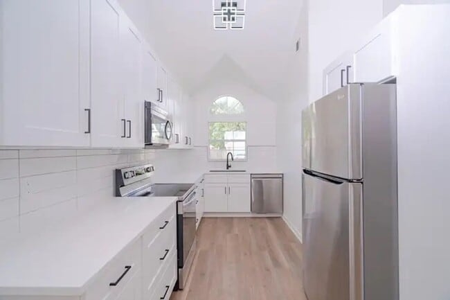 Building Photo - Stunning 3 Bedroom Home in Fort Walton Beach!