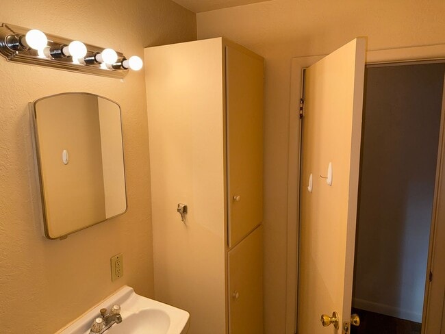 Building Photo - Updated 2 bedroom 1 bath duplex in Eugene!