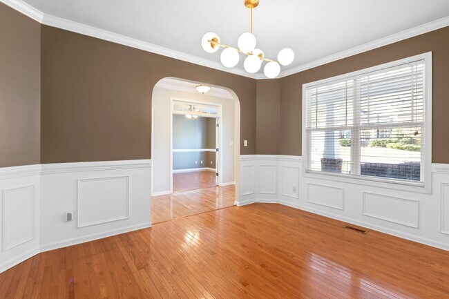 Building Photo - Beautiful 5 Bedroom Home in Dansforth Neig...