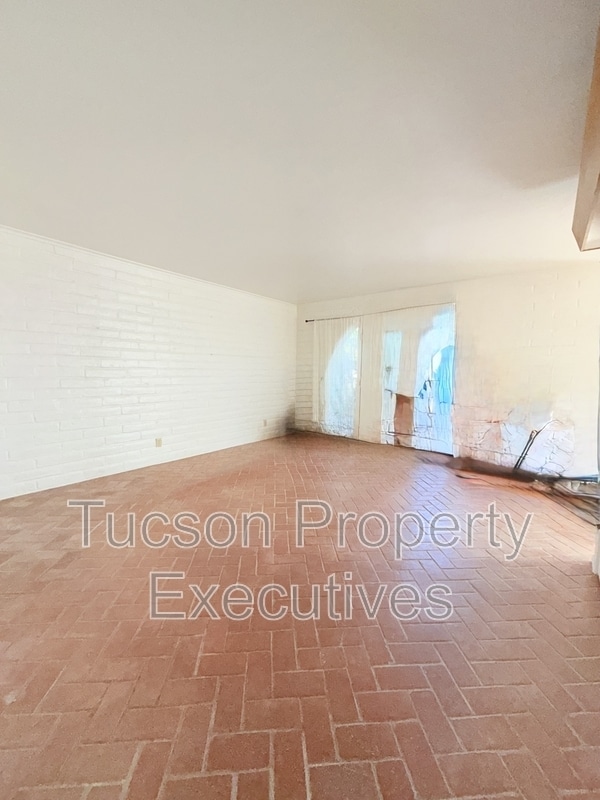 Building Photo - 629 W Las Lomitas Rd