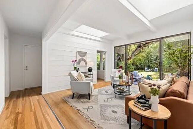 Building Photo - Charming 3bd/3bth Mid Century Home in Lark...