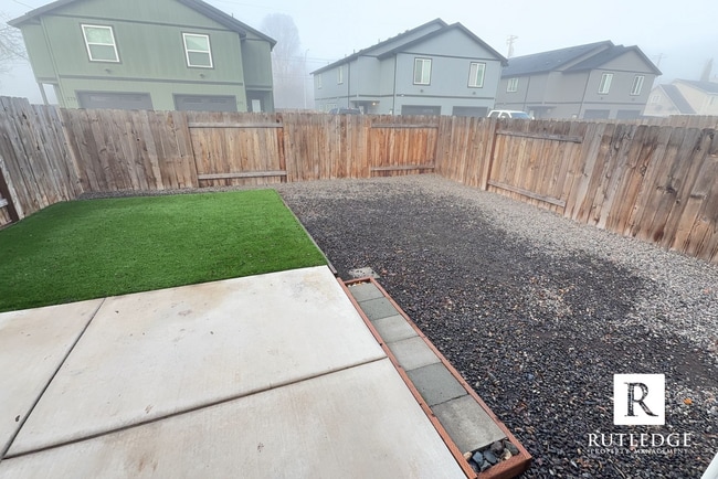 Building Photo - 3 Bed/2.5 Bath Townhome in Medford