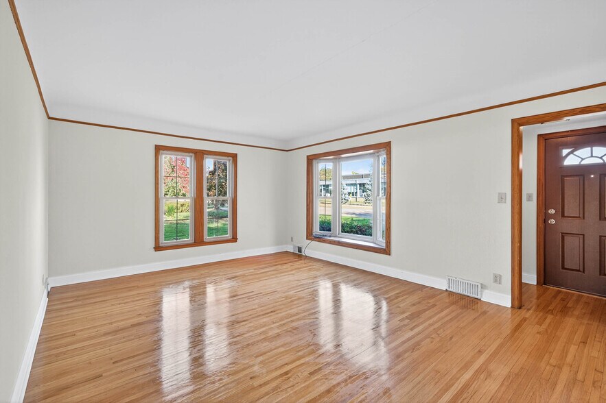 Building Photo - 1049 Sterling St N