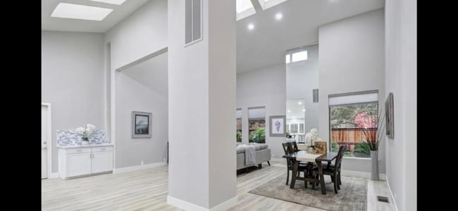 Building Photo - Spacious and beautiful 3 bedroom 2 bath ho...