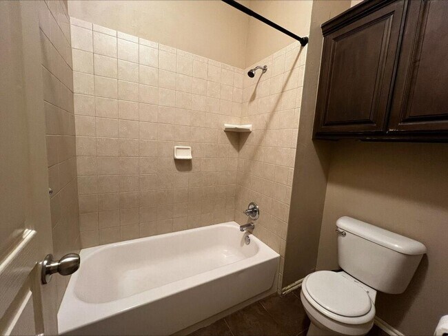 Building Photo - 13111 Red Oak Dr