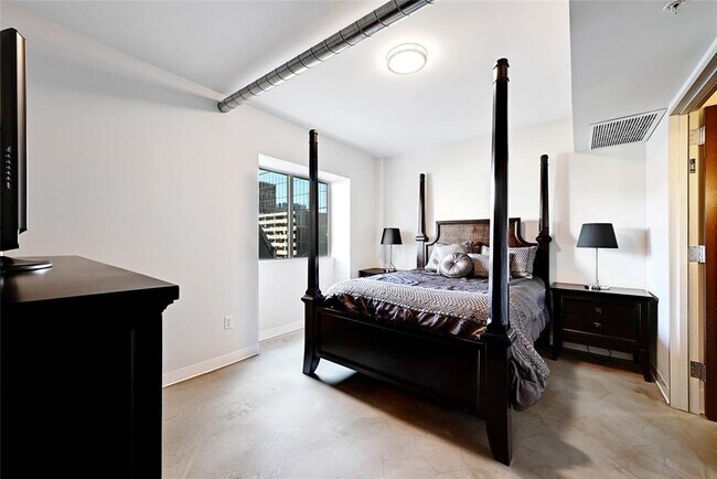 Building Photo - 800 Brazos St