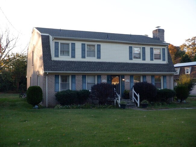 Building Photo - Downs1345-1347