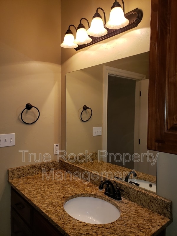 Building Photo - 1409 N Monte Vista St