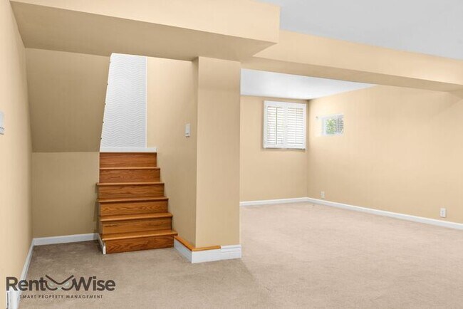 Building Photo - 1120 Oakwood Dr