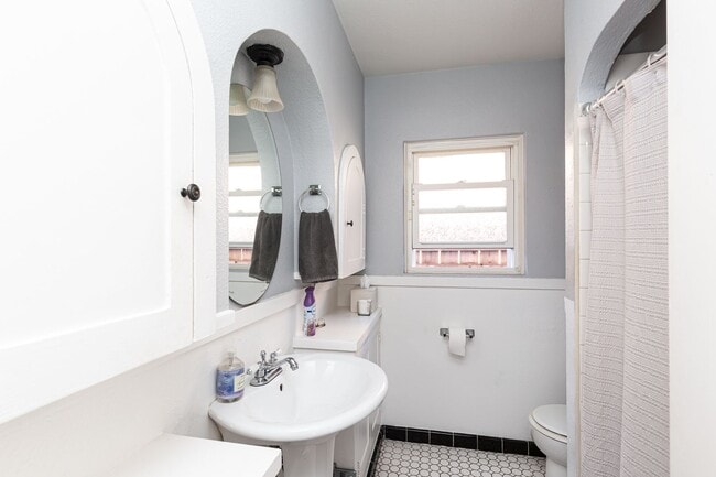 Building Photo - Charming, upgraded, and great outdoor spac...