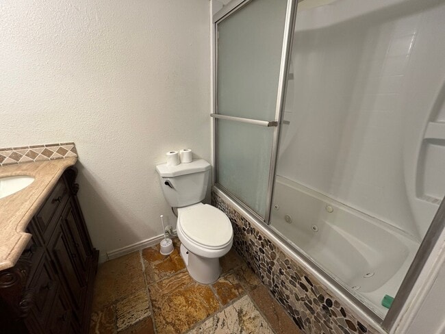 Building Photo - INTRODUCING A COZY AND CONVENIENT 1 BEDROO...
