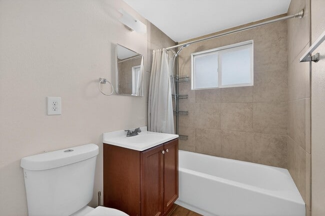 Building Photo - 1237 Pitt St NE