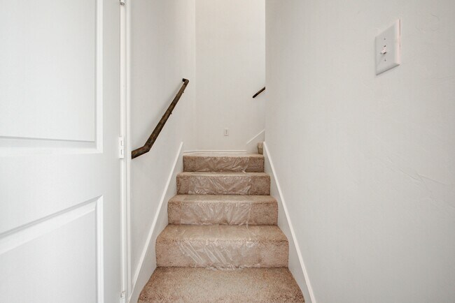 Building Photo - 2011 Delphine Dr