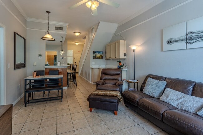 Building Photo - LOCATION. LOCATION. LOCATION. 2BR/3BA Cond...