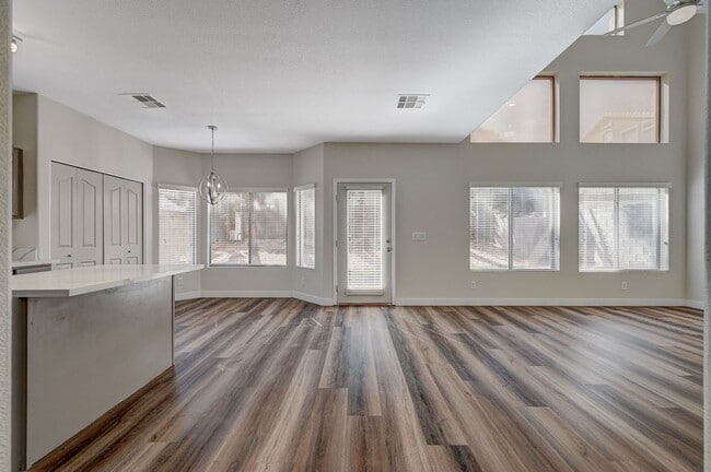 Building Photo - Gorgeous 5 Bedroom 3 Car Garage Home in th...