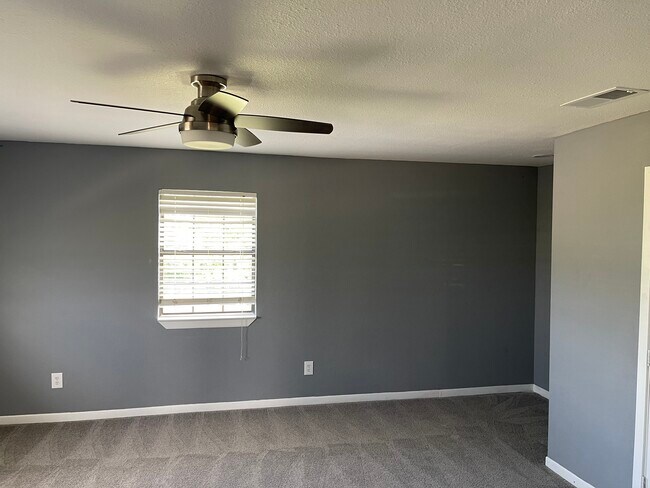 Building Photo - 15500 University Dr