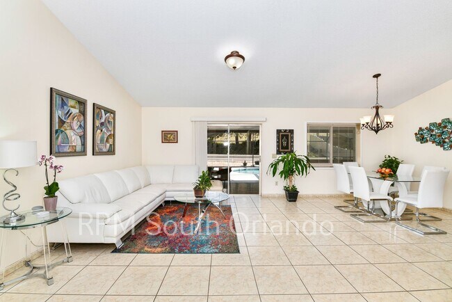 Building Photo - 4 Bedroom, 2 bathroom, 2 car garage, pool, backyard, close to Universal Studios and International...