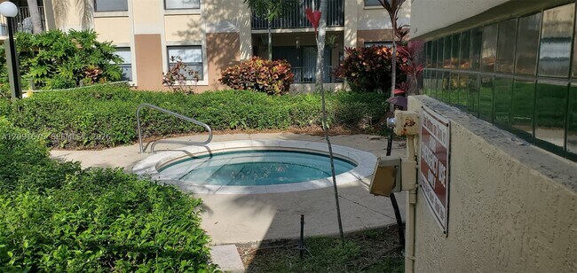 Building Photo - 9999 Summerbreeze Dr