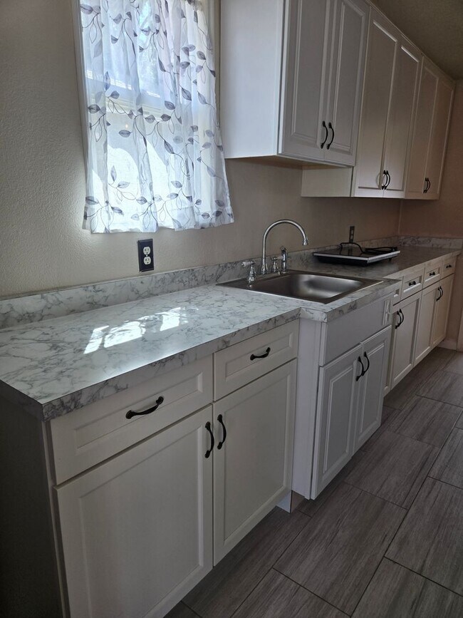 Building Photo - Immaculate Midtown Studio in Riverside