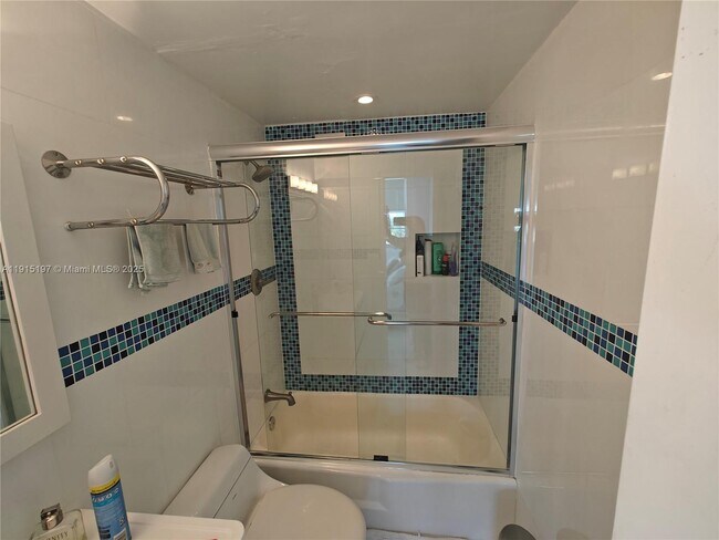 Building Photo - 801 Brickell Bay Dr