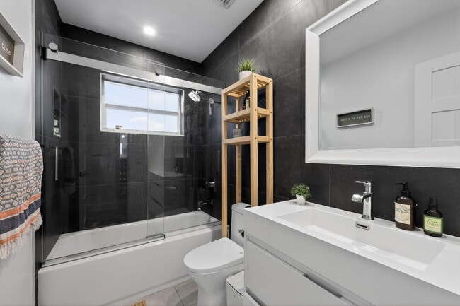 Building Photo - 976 SW 11th St