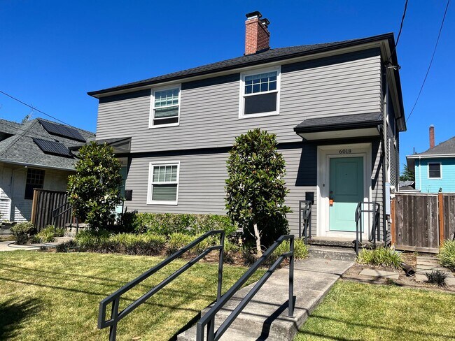 Primary Photo - Gorgeous 2-Bedroom Townhome! Hardwood Floo...