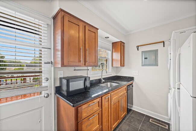 Building Photo - 512 Wakefield Dr