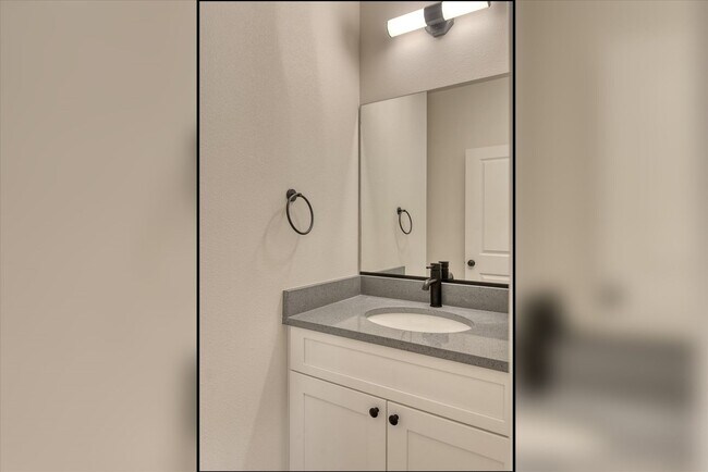 Building Photo - E. 7th Duplex