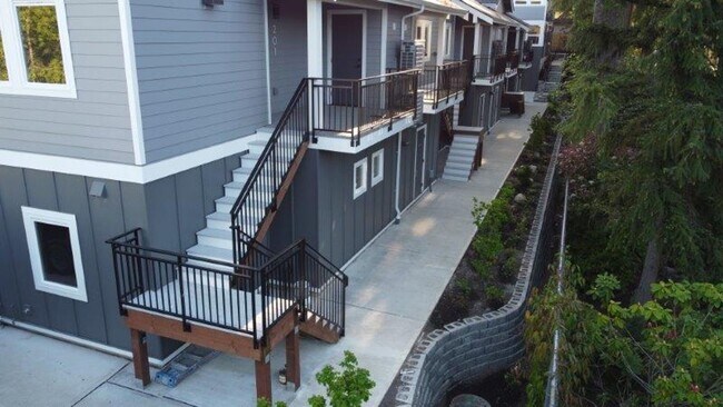 Building Photo - 1 BD with a Den/1 bath  Ground Floor Washe...
