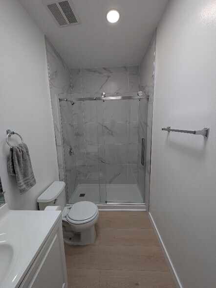 Building Photo - 11035 Moorpark St