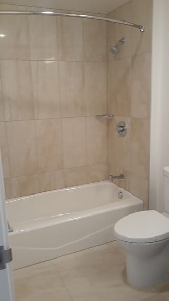 Bathroom - 629 Keeaumoku St