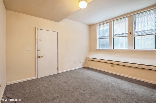 Picture of Super Large 1 Bedroom - Walk-in Closet - N... - 3221 W Diversey Ave ...