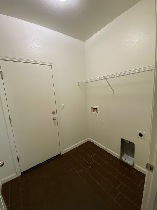 Building Photo - NW Visalia Home Available now, October SPE...