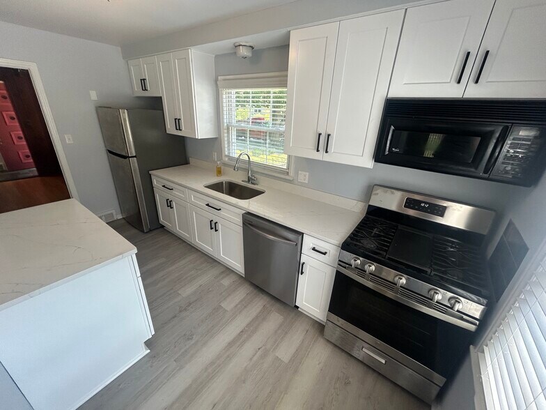 Building Photo - 4121 Seminole Dr