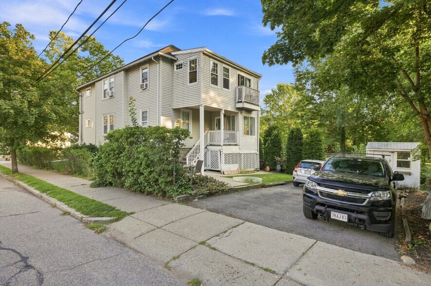 Building Photo - 99 Thorndike St