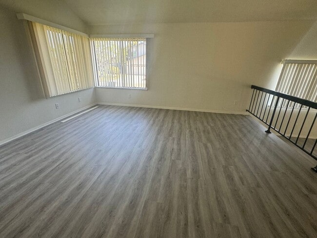 Building Photo - PERFECT 3 bedroom 2.5 bath Pool Home!