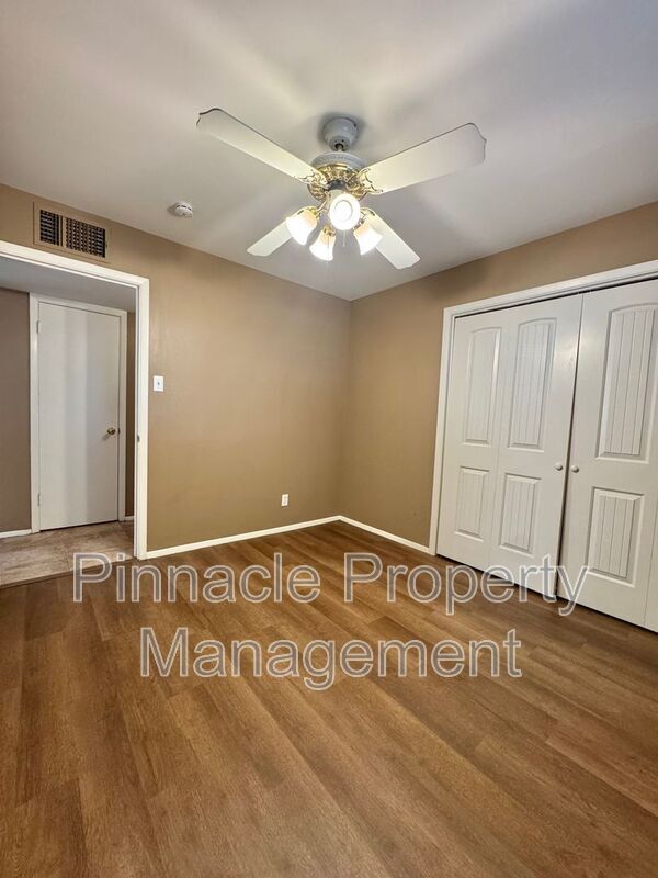 Building Photo - 247 Robin Hood Trail