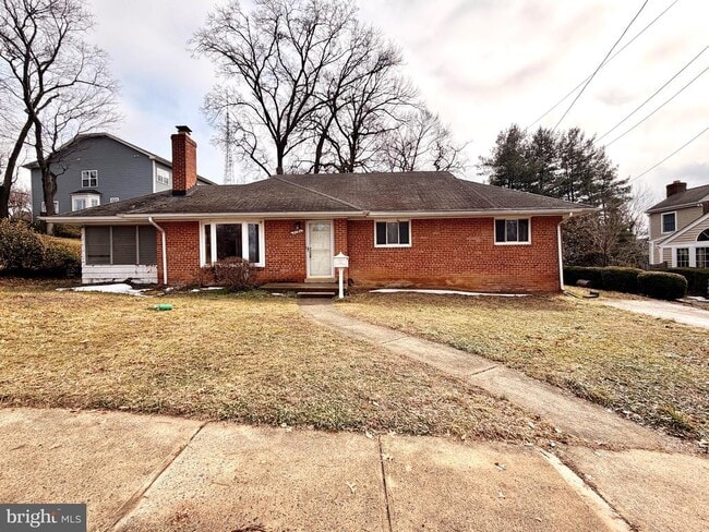 Building Photo - 2121 Patrick Henry Dr