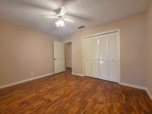 Building Photo - 1404 Woodbridge Dr
