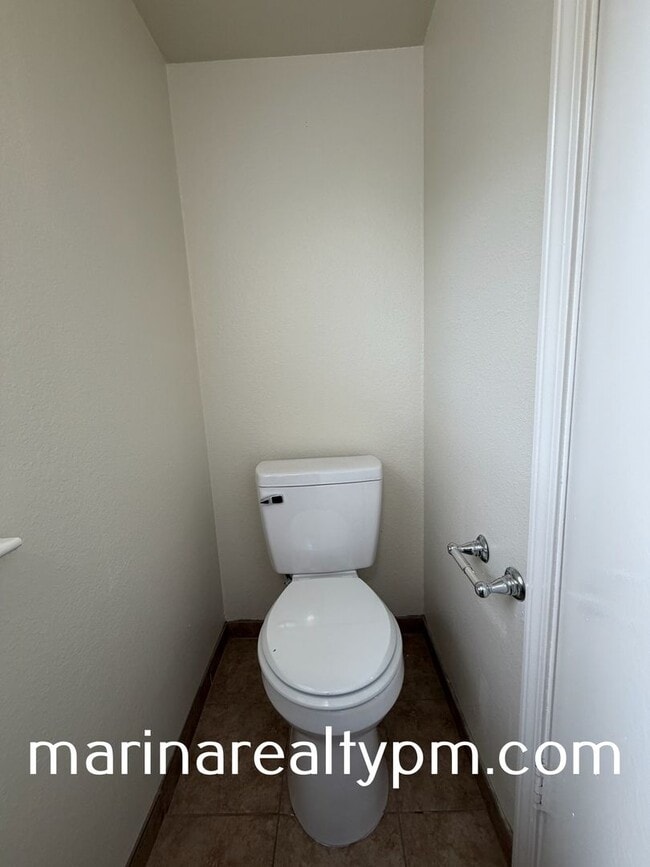 Building Photo - Glen Cove Beauty 3 bed 2.5  bath 2 Story home in established neighborhood